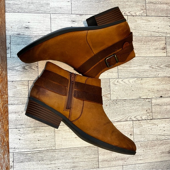 Clarks Addiy Cora tan Brown nubuck ankle Boots Distressed  strap buckle 8.5M Zip - Picture 9 of 13